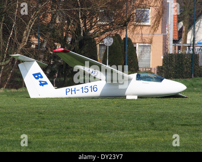 Una foto dell'aeromobile PH-1516 Pilatus B4-PC 11AF dell'aeroporto di Hilversum (EHHV), che mette in evidenza il design e la versatilità di questo aereo leggero di fabbricazione svizzera utilizzato per l'addestramento e le attività aeree. Foto Stock
