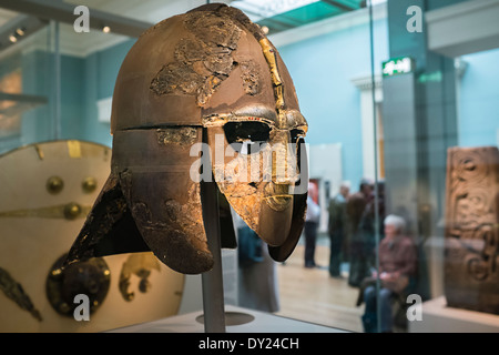 Il casco Sutton Hoo Anglo-Saxon, British Museum, Londra, Regno Unito Foto Stock