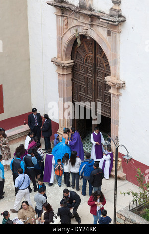 Sacerdote saluto una sposa presso la chiesa parrocchiale di Santa Rosa de Lima - Santa Rosa de Lima, Guanajuato, Messico Foto Stock