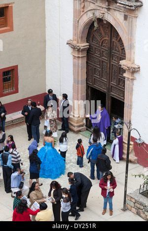 Sacerdote saluto una sposa presso la chiesa parrocchiale di Santa Rosa de Lima - Santa Rosa de Lima, Guanajuato, Messico Foto Stock