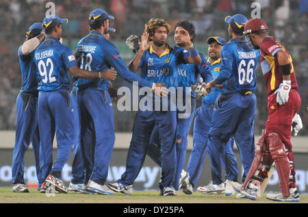 Dacca in Bangladesh. 4 apr, 2014. I giocatori dello Sri Lanka celebrare dopo caduta paletto di West Indies durante i loro venti ICC 20 la Coppa del Mondo di cricket semifinale partita a Sher-e-Bangla Stadium a Dhaka, nel Bangladesh, 4 aprile 2014. Sri Lanka beat West Indies e avanzate per la finale. Credito: Shariful Islam/Xinhua/Alamy Live News Foto Stock