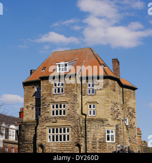 Storico cancello nero, Newcastle upon Tyne, England, Regno Unito Foto Stock