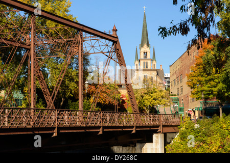 Nostra Signora di Lourdes chiesa cattolica e acciaio ponte di travatura reticolare al St Anthony principale area di Minneapolis. Foto Stock