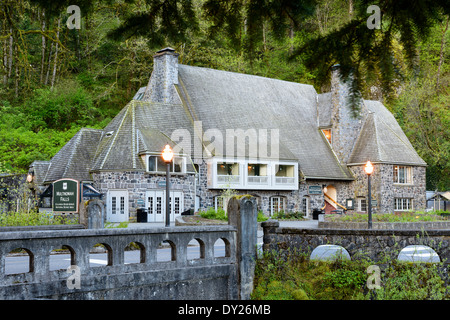 Multnomah Falls Lodge a cascate Multnomah in Columbia River Gorge National Recreation Area. Foto Stock