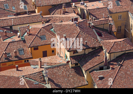 Bologna - Guardare giù dalla Torre Asinelli tetti della città vecchia Foto Stock