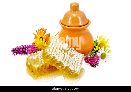 Favo di miele con il profumato miele, fiori selvatici, Caraffa in ceramica isolata su bianco backgroun Foto Stock