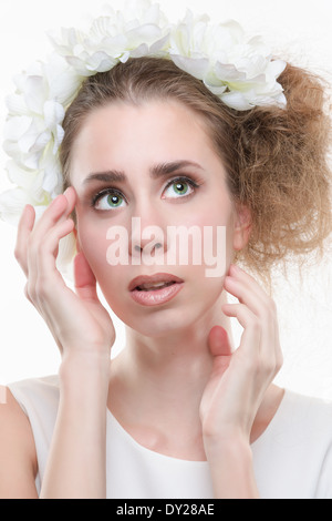 Bella gara donna che indossa testiera e abito bianco Foto Stock