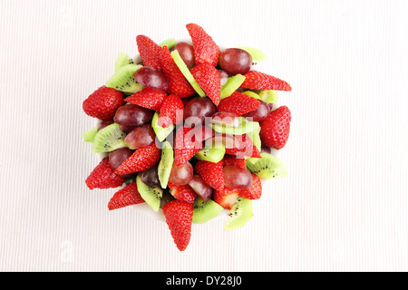 Macedonia di frutta con fragole, uva e kiwi Foto Stock