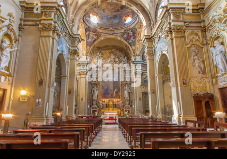 BOLOGNA, Italia - 17 Marzo 2014: la navata centrale della chiesa barocca Chiesa Corpus Christi. Foto Stock