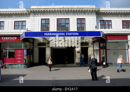 Londra, Inghilterra, Regno Unito. Farringdon stazione della metropolitana Foto Stock