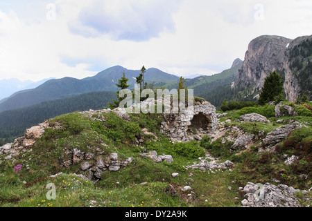 Passo Lagazuoi, Dolomiti ampezzane, Val Parola, shelter militari 1° guerra mondiale in tre sassi Fortezza Foto Stock