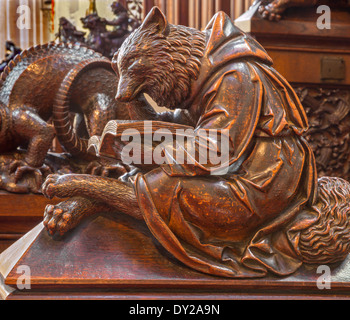 BRATISLAVA, Slovacchia - 11 febbraio 2014: l'Orso e di roditore simbolici scolpiti scultura dalla cattedrale Foto Stock