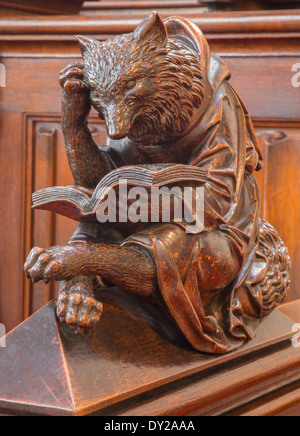 BRATISLAVA, Slovacchia - 11 febbraio 2014: l'Orso e di roditore simbolici scolpiti scultura dalla cattedrale Foto Stock