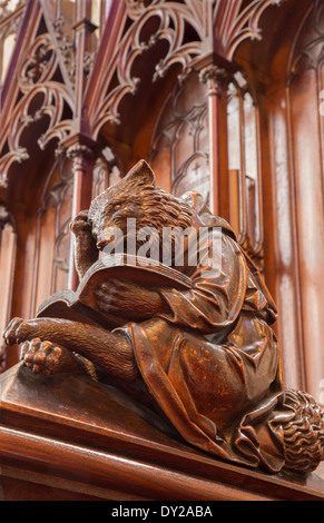 BRATISLAVA, Slovacchia - 11 febbraio 2014: l'Orso e di roditore simbolici scolpiti scultura dalla cattedrale Foto Stock