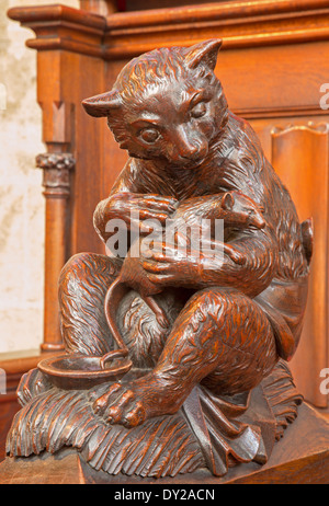 BRATISLAVA, Slovacchia - 11 febbraio 2014: l'Orso e di roditore simbolici scolpiti scultura dalla cattedrale Foto Stock