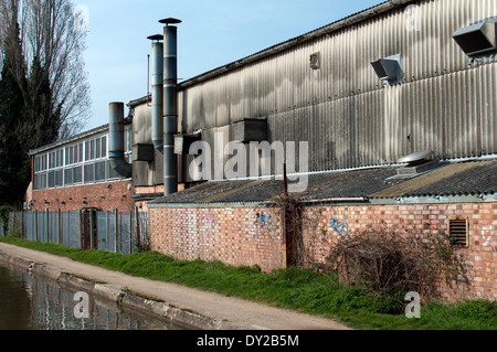 Fabbriche accanto al Grand Union Canal, Warwick, Regno Unito Foto Stock