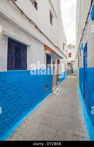 Strada stretta della vecchia Medina. Il centro storico della città di Tanger, Marocco Foto Stock