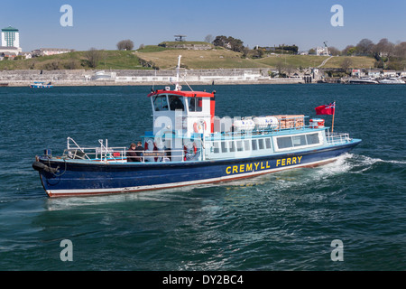 The Cremyll ferry runs across the River Tamar from Admirals Hard in Stonehouse, Plymouth, Devon to Cremyll in Cornwall. Foto Stock