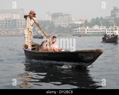 Riga barca traghetto a Dhaka Foto Stock