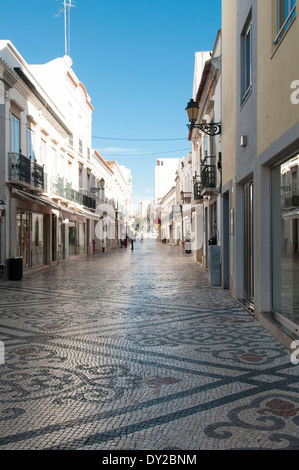 Mosaico tradizionale piastrellato modellato street nella città vecchia di Faro, Portogallo Foto Stock