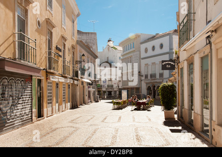 Tradizionale con piastrelle a mosaico street nella città vecchia di Faro, Portogallo Foto Stock