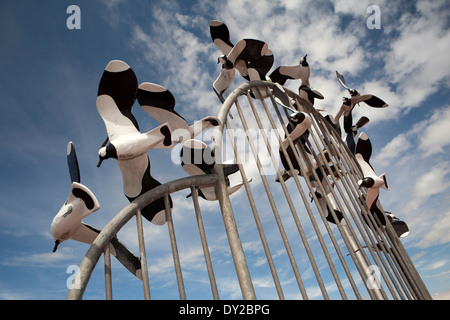 Regno Unito, Inghilterra, Lancashire, Morecambe, Terna Il progetto "pacco di oystercatchers' scultura Foto Stock