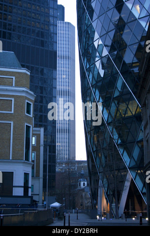 30 St Mary Axe (il Gherkin) da Norman Foster, 2003, e di Sant'Elena Bishopsgate chiesa Bury Street City of London, England, Regno Unito Foto Stock