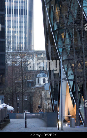 30 St Mary Axe (il Gherkin) da Norman Foster, 2003, e di Sant'Elena Bishopsgate chiesa Bury Street City of London, England, Regno Unito Foto Stock