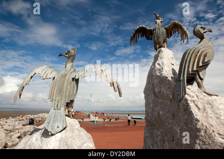 Regno Unito, Inghilterra, Lancashire, Morecambe, Rock Isola degli uccelli marini sculture su pietra Jetty Foto Stock