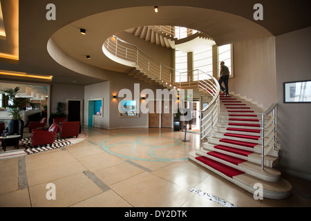 Regno Unito, Inghilterra, Lancashire, Morecambe, Midland Hotel Art Deco scala circolare in ingresso Foto Stock