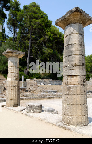 Visualizzare colonne doriche Tempio Hera Antica Olympia Peloponneso Grecia dedicato alla dea greca Hera un Foto Stock