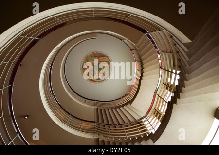 Regno Unito, Inghilterra, Lancashire, Morecambe, Midland Hotel Art Deco scala circolare con murale sopra Foto Stock