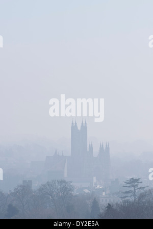 La silhouette della Cattedrale di Canterbury dopo una mattinata di nebbia spessa si sta lentamente bruciato. Foto Stock