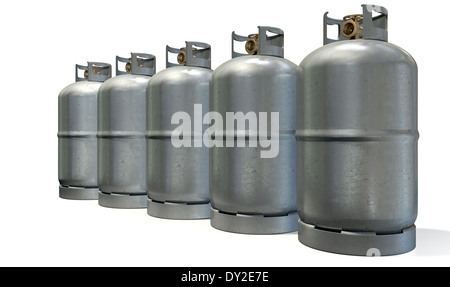 Una fila di cinque pulito di metallo senza marchio per le bombole del gas con le valvole di bronzo su un isolato sfondo bianco Foto Stock