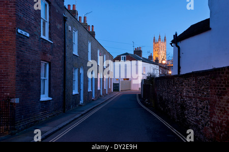 Mill Lane al tramonto, un po' bizzarro street a Canterbury con la cattedrale illuminata nella distanza. Foto Stock