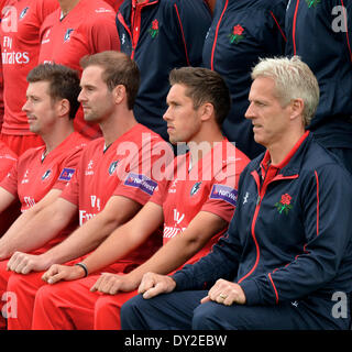 Il Lancashire County Cricket Club Premere Giorno, Manchester, UK 4 aprile 2014 Lancashire head coach, Peter Moores, si siede con il team del pre-stagione photocall. Pietro è stato nominato come una possibilità per il managership della squadra dell'Inghilterra. Credito: Giovanni friggitrice/Alamy Live News Foto Stock