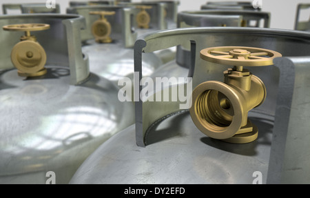 Una collezione di pulire il metallo senza marchio per le bombole del gas con le valvole di bronzo su un isolato sfondo bianco Foto Stock