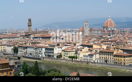 Sunny illuminata vista panoramica di Firenze in Toscana (Italia). Foto Stock