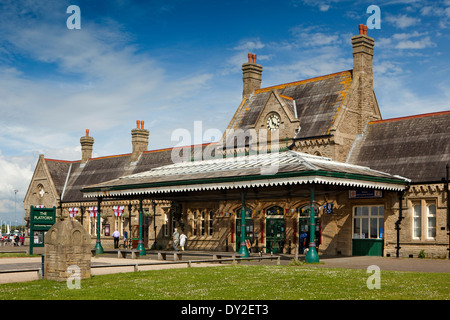 Regno Unito, Inghilterra, Lancashire, Morecambe, la piattaforma e il centro di informazioni turistiche nella ex stazione ferroviaria Foto Stock