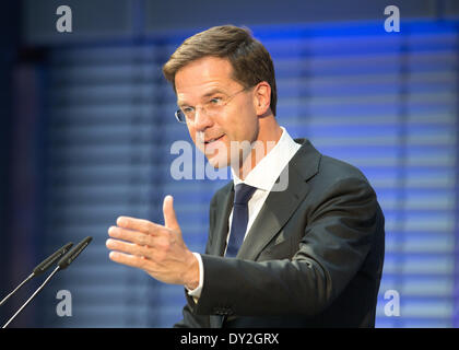 Berlino, Germania. 3 apr, 2014. Il primo ministro dei Paesi Bassi, mark Rutte, tenere un discorso al '8 discorso di Berlino alla libertà presso la Porta di Brandeburgo ' organizzato dalla Fondazione Friedrich Naumann per la libertà in Berlin./Immagine: Paesi Bassi Primo Ministro Mark Rutte © Reynaldo Paganelli/NurPhoto/ZUMAPRESS.com/Alamy Live News Foto Stock