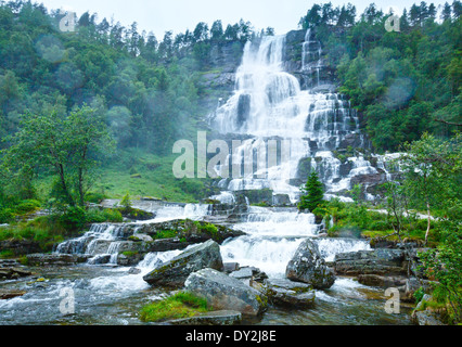 Estate in montagna cascate Tvindefossen vista (Norvegia) Foto Stock