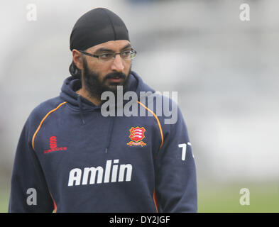 Chelmsford, Regno Unito. 04 apr 2014. Monty Panesar in formazione prima dell'Essex e Kent Pre-Season amichevole dalla Essex County Ground, Chelmsford Credito: Azione Sport Plus/Alamy Live News Foto Stock