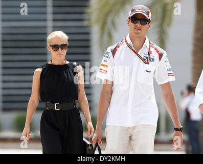 In Bahrain. Il 4 aprile 2014. Motorsports: FIA Formula One World Championship 2014, il Gran Premio del Bahrain, #99 Adrian Sutil (GER, Sauber F1 Team) e la sua fidanzata Jennifer Becks (GER) Credito: dpa picture alliance/Alamy Live News Foto Stock