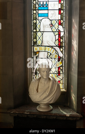 Busto in pietra di marmo sul davanzale della finestra di vetro colorato Foto Stock