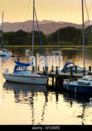 Barche ormeggiate sul pontile a Ambleside sul lago Windermere nel Parco nazionale del Lake District in Cumbria Inghilterra REGNO UNITO Foto Stock