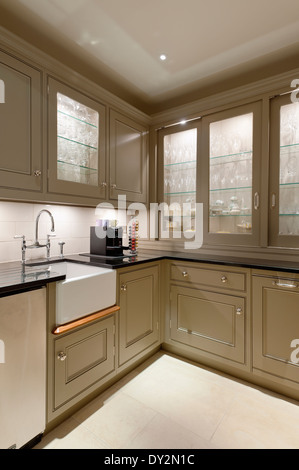 Walk-in dispensa/ cucina con dissipatore butler, macchina per il caffè e lo storage di vetreria Foto Stock