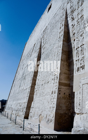 Tempio di Ramses III a Medinet Habu: rilievi sul primo pilone Foto Stock