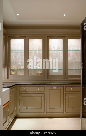 Walk-in dispensa/ cucina con illuminazione spot e vetreria storage Foto Stock