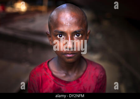 Dacca in Bangladesh. 4 apr, 2014. SUJAN è di 9 anni e lavora in un cantiere navale a Dhaka, nel Bangladesh. Il lavoro minorile non è un problema nuovo in Bangladesh. La povertà porta molte famiglie qui per inviare i loro bambini a lavoro, spesso pericolosi e ambienti inquinati come discariche e siti di costruzione di mattoni di campi o fabbriche. Secondo l UNICEF, le lunghe ore e in cattive condizioni di lavoro non solo di impedire ai bambini che frequentano la scuola, ma possono anche incidere seriamente sulla loro salute fisica e mentale. I proprietari di fabbrica preferisce impiegare i bambini come essi potrebbero pagare loro meno e anche Foto Stock