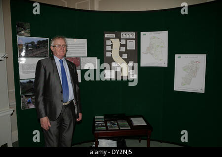 Bromley, Regno Unito. Il 4 aprile 2014. Un supporto alla riunione inaugurale della Cray Valley iniziativa pannello in sindaco di Suite a Bromley Civic Centr Credito: Keith Larby/Alamy Live News Foto Stock